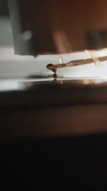 Stylus Needle Touching Grooves 'un Macro Close Up' ı, Old School Vinil Player 'da Şarkı Çalıyor. Klasik Turntable 'da Dönen Vinil Kayıt. Retro Müzik için Klasik Ses Ekipmanı. Dikey Çekim.