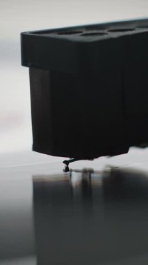 Stylus Needle Dokunaklı Grooves 'un Macro Close Up' ı, Vinil Plakçıda Melodi Çalıyor. Retro Turntable 'da Dönen Vinil Kayıt. Klasik Müzik için Klasik Ses Ekipmanı. Dikey Çekim.