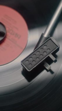 Klasik Retro Turntable 'da Dönen Vinil Kayıt. Stylus Needle Dokunmatik Grooves, Vinil Plak Çalarken Şarkı Çalıyor. Müzik Koleksiyonu için Klasik Ses Ekipmanı. Makro Yakın çekim. Dikey Çekim.