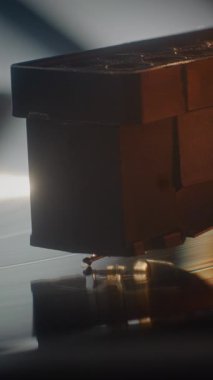 Şırınganın Macro Close Up of Needle Gently Scratching Grooves, Playing Song veya Otantik Analog Music on Vinil Record Player. Vinil Plak Döndürme Vintage Turntable 'da. Retro ses sistemi. Dikey Çekim.