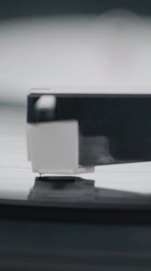 Vinil Plak Turntable 'da Dönüyor. Stylus Needle Dokunmatik Grooves, Vinil Plak Çalarken Ses. Old School Vibe ile Klasik Müzik için Klasik Ses Sistemi. Makro Yakın çekim. Dikey Çekim.