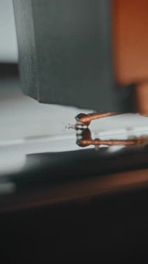 Stylus Needle Dokunaklı Grooves 'un Macro Close Up' ı, Vinil Plakçıda Melodi Çalıyor. Retro Turntable 'da Dönen Vinil Kayıt. Klasik Müzik için Klasik Ses Ekipmanı. Dikey Çekim.
