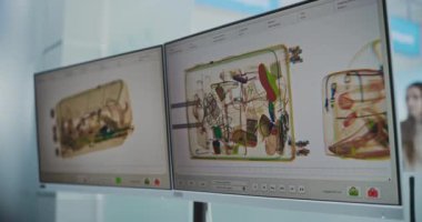 Havaalanındaki Gelişmiş Güvenlik Sistemi: Modern Yazılım Arayüzü Gösteren Bilgisayar Ekranları ya da Bavul 'un X-ray Taraması için Analiz Programı. Metal dedektörü kullanılarak bagaj tarama prosedürü.