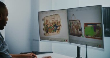 Havaalanı Güvenlik Kontrol Noktası: Gelişmiş Programı kullanarak bilgisayar monitörlerinde X-ray taraması yapan Afro-Amerikan Güvenlik Subayı. Metal dedektör tarayıcıda bavul tarama prosedürü.
