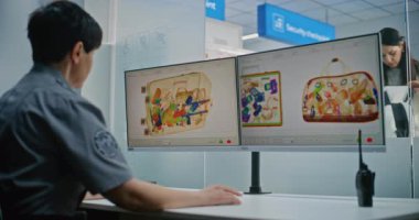 Havaalanı Güvenlik Kontrol Noktası: Modern Yazılım Kullanılarak Bavul Bilgisayar Ekranlarında Kadın Güvenlik Görevlisi X-ray taraması yapıyor. Tarama İşlemi sırasında Çeşitli İnsanlar, Bagajlı Gezginler.