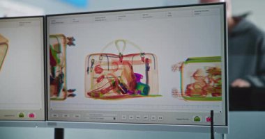Havaalanı Terminal Kontrol Noktası: Bilgisayar Monitöründe gösterilen X-ray Metal Tarayıcı ile Gelişmiş Analiz Programı. Güvenlik kontrolü sırasında bavulla birlikte çeşitli yolculara odaklan
