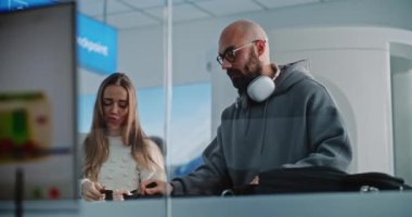 Havaalanı Güvenlik Kontrol Noktası: Tarama işlemi sırasında çeşitli bagajlı kişiler. Modern Yazılım 'da Luthe Metal Detektörü Taraması' nın X-ray görüntüleriyle Bilgisayar Ekranına Odaklan.