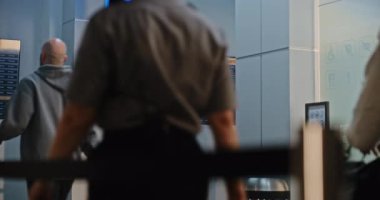 Kabin Ekibi: Zarif Üniformalı, bavullu, Konuşan, Ticari Uçuşta Yürüyen iki güzel hostes. Kalabalık Uluslararası Havaalanı Terminali 'nde Bavulla Yürüyen Çeşitli Yolcular.