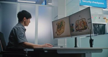 Havaalanı Terminal Kontrol Noktası: Bilgisayar ekranlarında Bavul X-ray taraması yapan kadın güvenlik subayı. Arka planda, Metal Detektör Makinesinden bavul alan yolcular.