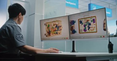 Havaalanı Güvenlik Kontrol Noktası: Bilgisayar monitörlerindeki bagaj taramasında X-ışını metal dedektörünü kontrol eden kadın TSA işçisi. Arka planda, tarama prosedürlerinden sonra bavul alan yolcular.