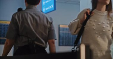 Kalabalık Uluslararası Havalimanı Terminali Kabin Ekibi: Zarif Üniformalı İki Güzel Uçuş Görevlisi, Ticari Uçuş için kahve tutuyor. Çeşitli İnsanlar Bavulla Yürüyor.