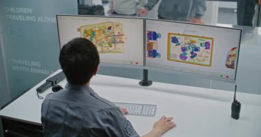 Havaalanı Terminal Kontrol Noktası: Bilgisayar ekranlarında Bavul X-ray taraması yapan kadın güvenlik subayı. Arka planda, Metal Detektör Makinesinden bavul alan yolcular.