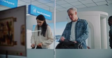 Havaalanı Güvenlik Kontrol Noktası: Tarama işlemi sırasında çeşitli yolcular bavulla birlikte. X-ray Metal Detektör Bagaj Taraması için Gelişmiş Analiz Yazılımını Görüntüleyen Bilgisayar Monitörüne Odaklan