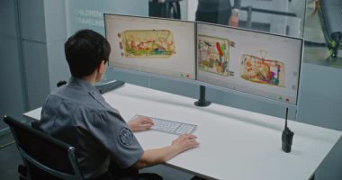 Havaalanı Güvenlik Kontrol Noktası: Bilgisayar monitörlerindeki bagaj taramasında X-ışını metal dedektörünü kontrol eden kadın TSA işçisi. Arka planda, bavul taraması sırasında çeşitli yolcular.