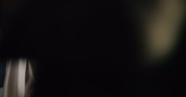 Profesyonel havayolu kaptanı ve üniformalı iki güzel hostes konuşuyor, kahve içiyor, uçağa binmeyi bekliyor. Kalabalık Uluslararası Havaalanı Terminalinde Uçuş Ekibi Yolcuları Kapalı