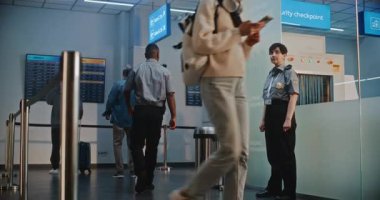 Kalabalık Uluslararası Havaalanı Terminali 'nde bavullu çeşitli yolcular. Profesyonel Hava Yolları Pilotu ve Bavullu İki Uçuş Görevlisi Güvenlik Kontrol Noktasından Geçiyor.