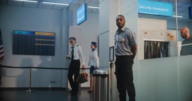 Havaalanı Terminalinde Uçuş Ekibi: Olgun Havayolu Pilotu ve İki Güzel Uçuş Görevlisi Biniş Uçuşu için Bagajla Yürüyorlar, Güvenlik Subayının yanından geçiyoruz. Yavaş Hareket.