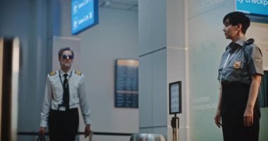 Havaalanı Terminalinde Uçuş Ekibi: Havaalanı Kaptanı ve İki Güzel Hostes, Güvenlik Kontrol Noktasında Bayan TSA İşçisinin yanından geçerken, 