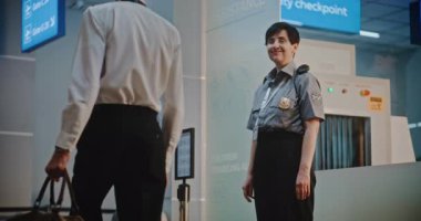 Havaalanı Terminalinde Uçuş Ekibi: Olgun Havayolu Pilotu ve İki Güzel Uçuş Görevlisi Ticari Uçuş Sonrası Bavulla Yürüyüş, Bayan Güvenlik Subayının yanından geçiyor. Yavaş Hareket.