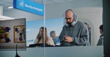 Havaalanı Güvenlik Kontrol Noktası: Tarama İşlemi sırasında çeşitli bavul ve bavul taşıyan çeşitli kişiler. Modern Yazılım 'da Metal Detektörü tarafından taranan X-ray görüntüleriyle bilgisayar ekranı.