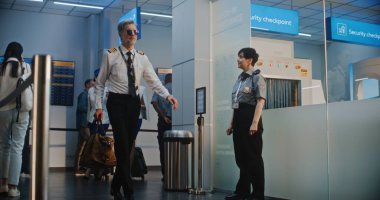 Kalabalık Uluslararası Havaalanı Terminali Uçuş Ekibi: Havayolu Kaptanı ve Ticari Uçuş Bavullarıyla Yürüyen Üniformalı İki Güzel Hostes, Güvenlik Kontrol Noktasını Geçiyor. Yavaş Hareket