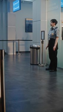 Havaalanı Terminali: Havaalanı Pilotu ve İki Güzel Hostes, Güvenlik Kontrol Noktasından Bayan TSA İşçisinin yanından geçerken, 