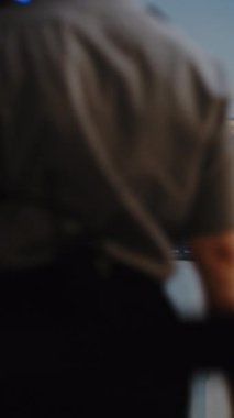 Bavulları Konuşan, Ticari Uçuşta Yürüyen, Zarif Üniformalı İki Güzel Hostes. Kalabalık Uluslararası Havaalanı Terminali 'nde bavulla birlikte yürüyen çeşitli yolcular. Dikey Çekim.