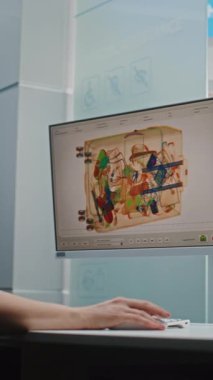 Havaalanı Güvenlik Kontrol Noktası: Bilgisayar monitörlerindeki bagaj taramasında X-ışını metal dedektörünü kontrol eden kadın TSA işçisi. Tarama işleminden sonra bavul alan yolcular. Dikey Çekim.