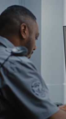 Havalimanı Güvenlik Kontrol Noktası: Modern Yazılım kullanarak bavulları kontrol eden Afro-Amerikan Ulaşım Güvenliği İşçisi. Metal dedektör X-ray makinesinde bagaj taraması. Dikey Çekim.