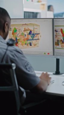 Havaalanı Güvenlik Kontrol Noktası: Afro-Amerikan Güvenlik Subayı Bilgisayar ekranlarında röntgen taraması yapıyor. Tarama işlemi sırasında taşıdığı bagajları olan çeşitli insanlar. Dikey Çekim.