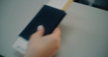 Uluslararası Havalimanı Terminali: Amerikan pasaportlu Kadın Yolcunun Kapanışı Uçak Biletini Kontrol Sayacına Koyuyor. Havayolu İşçisi Uçuş Kaydı için Belgeleri Kabul Ediyor.