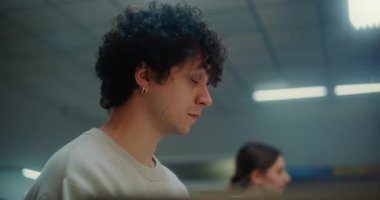 Havaalanı kayıt gişesindeki çeşitli yolcular: Uçuş için pasaport kontrolü sırasında genç adamın havayolu ajanıyla konuşmasını kapatın. Havaalanı Terminalinde Müşteri Hizmetleri veya Güvenlik Kontrol Noktası.