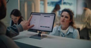 Havaalanı kontrol gişesi: Kadın Havayolu Ajanı Yolcu Biyometrik Uçuş Verilerini Kontrol Etti. Adam Parmak İzi Taraması ile Kimlik Tanımlaması İçin Dokunmatik Ekrana Parmak Koyuyor. Uluslararası Havaalanı Terminali.