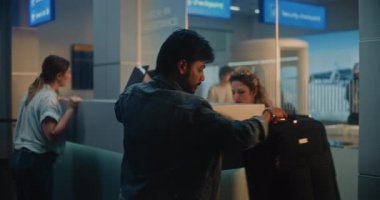 Hintli Adam Biyometrik Tarama için pasaport ve bilet veriyor, Bagaj kontrolü için bavul yerleştiriyor, Kimlik Biyometrik Taraması için parmağını dijital tablete koyuyor. Havaalanı Terminalinde Güvenlik Kontrol Noktası.