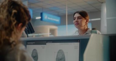 Havaalanı kontrol gişesi: Kadın Biyometrik Verileri Kontrol Etmek için Kadın Havayolu Ajanı 'na Belge Veriyor ve Uçak Biletleri Veriyor. Uçağa binmek için Uluslararası Havalimanı Terminalinde Pasaport Kontrolü.