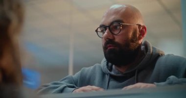 Havaalanı check-in sayacı: Yüz Tanıma Taramasıyla Biyometrik Veriler Doğrulanıyor, Havayolu Ajanına Adam Veren Belgeleri Kapatın. Uluslararası Havalimanı Terminalinde Pasaport Kontrolü Sırasındaki Yolcu.