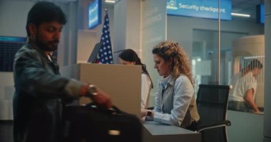 Havaalanı Terminalinde Kayıt Sayacı: Hintli Adam Havayolu İşçisine Biniş Belgeleri Veriyor, Bagaj Denetimi için Bavulu Yerleştiriyor, Kimlik Biyometrik Parmak izi Taraması İçin Dokunma Ekranına Parmak Koyuyor.