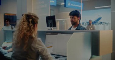 Havaalanı kontrol gişesi: Hintli adam yüz tanıma taramasıyla kimlik bilgilerini doğruluyor. Yolcuya pasaport ve biniş kartı veren kadın havayolu işçisi. Uluslararası Havaalanı Terminali.