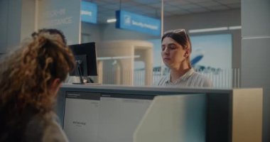 Havaalanı kontrol gişesi: Kadın Pasaport ve Uçak Biletini Kadın Havayolu Ajanı 'na Veren Kadın Yüz Tanıma Taramasıyla Biyometrik Verileri Doğrulama. Uluslararası Havaalanı Terminalinde Belge Denetimi.