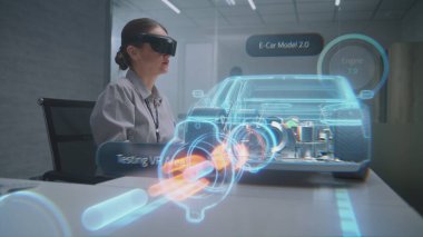 Kulaklık takan kadın otomotiv mühendisi Li-Ion Bataryasında 3 boyutlu yüksek teknolojili elektrikli araç yaratmak için Artırılmış Gerçeklik Hologramı kullanıyor. Yenilenebilir Enerji Araba Tasarımı. Gelişmiş Yapay Zeka.