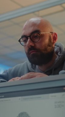 Havaalanı check-in gişesindeki yolcular: Kadın Havayolu çalışanı Kimlik Verilerini Bilgisayarda kontrol ediyor, Pasaport ve Uçak Biletini Adama Veriyor. Havaalanı Terminalindeki Evrak Kontrolü. Dikey Çekim.