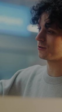 Havaalanı kontrol gişesi: Uluslararası Havaalanı Terminali 'ndeki Genç Adam' ın Kapanışı, Turist Veren Belgeler ve Uçak Biletleri Ajanı. Pasaport kontrolü sırasındaki yolcu. Dikey Çekim.