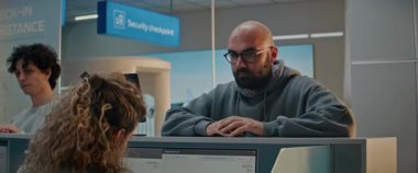 Havaalanı check-in sayacı: Biyometrik Verileri Kontrol Etmek İçin Kadın Havayolu Ajanı 'na Adam Veren Belgeler ve Uçak Biletleri. Uçağa binmek için Uluslararası Havalimanı Terminalinde Pasaport Kontrolü.