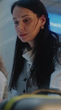 Havaalanı sayacı: Bayan Havayolu Check-in Görevlisi Bagaj Etiketi Barkodunu Uçağa binmek için Bavula Koyuyor. Havaalanı Terminalindeki Müşteri Hizmetleri ve Güvenlik Bavullarını kontrol edin. Dikey Çekim.