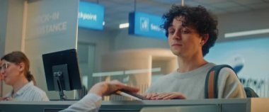 Havalimanı check-in gişesindeki çeşitli yolcular: Kadın Havayolu çalışanı Belge Veriyor, Uçuş Kartı ya da İnsanoğluna Uçuş Biletleri. Uluslararası Havalimanı Terminalinde Pasaport Kontrolü Sırasındaki Gezginler.