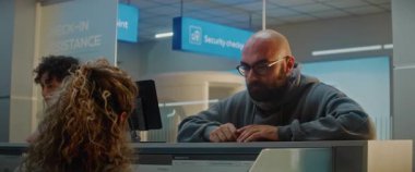 Havaalanı check-in sayacı: Yüz Tanıma Taramasıyla Biyometrik Veriler Doğrulanıyor, Havayolu Ajanına Adam Veren Belgeleri Kapatın. Uluslararası Havalimanı Terminalinde Pasaport Kontrolü Sırasındaki Yolcu.