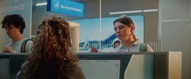 Havalimanı Kontrol gişesindeki çok ırklı yolcuların kuyruğu: Kadın Havayolu İşçi Kontrol Belgeleri ve Uçak Biletleri. Uluslararası Havalimanı Terminalinde Pasaport Kontrolü Sırasındaki Çeşitli Turistler.