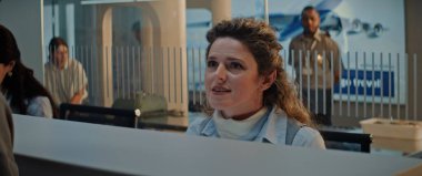 Havaalanı kontrol gişesi: Uluslararası Havaalanı Terminali 'nde Yolcu Belgeleri ve Uçak Biletini Kabul Eden ve Kontrol Eden Kadın Havayolu İşçisinin Kapanışı. Biniş için pasaport kontrolü.