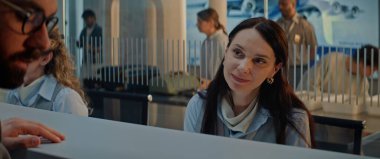 Havaalanı kontrol gişesi: Havalimanı Terminali 'ndeki Yolcunun Konuşan ve Kontrol Eden Kadın Havayolu Ajanını Kapatın. Güvenlik kontrol noktasındaki uçuş için pasaport kontrolü. Yavaş Hareket. 