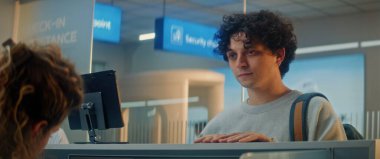 Havalimanı check-in gişesindeki çeşitli yolcular: Kadın Havayolu çalışanı Belge Veriyor, Uçuş Kartı ya da İnsanoğluna Uçuş Biletleri. Uluslararası Havalimanı Terminalinde Pasaport Kontrolü Sırasındaki Gezginler.